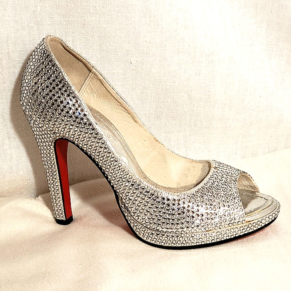 VERY RARE Charm & Luck Crystal Pump 6
